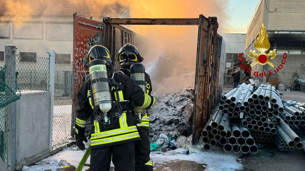 container di rifiuti incendiato