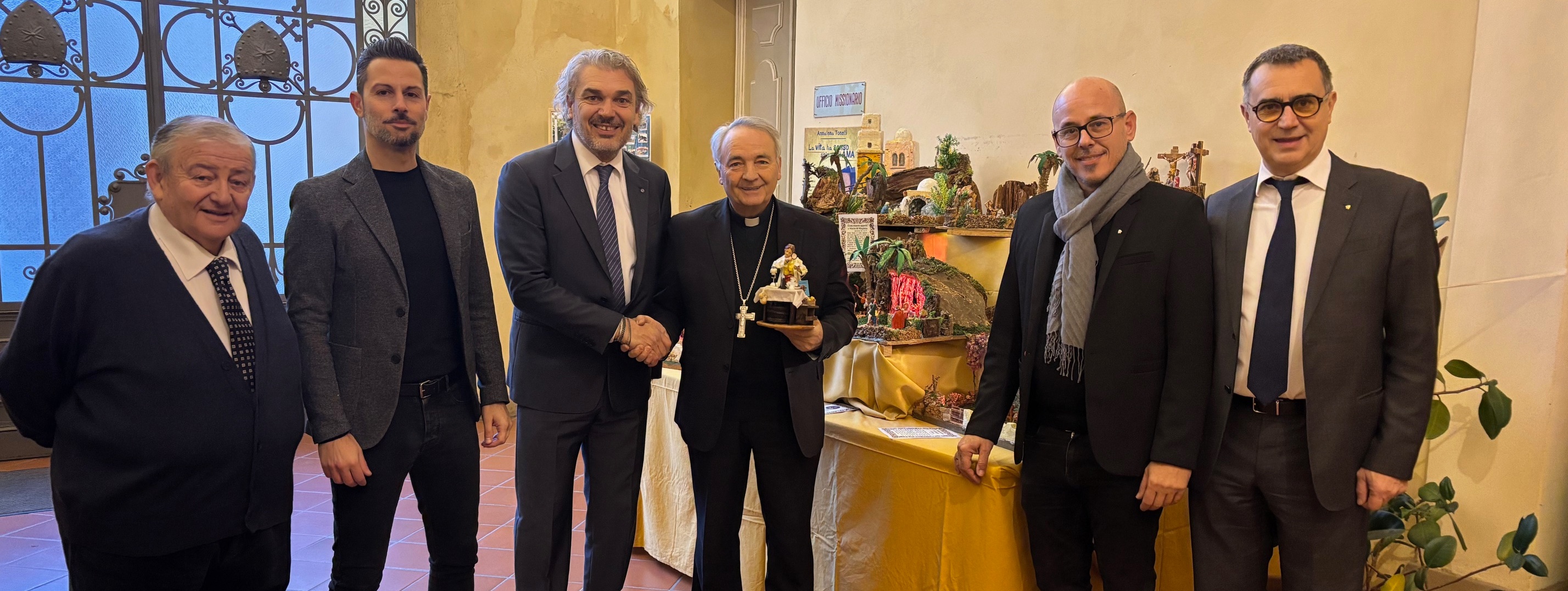 consegna statuina presepe al vescovo