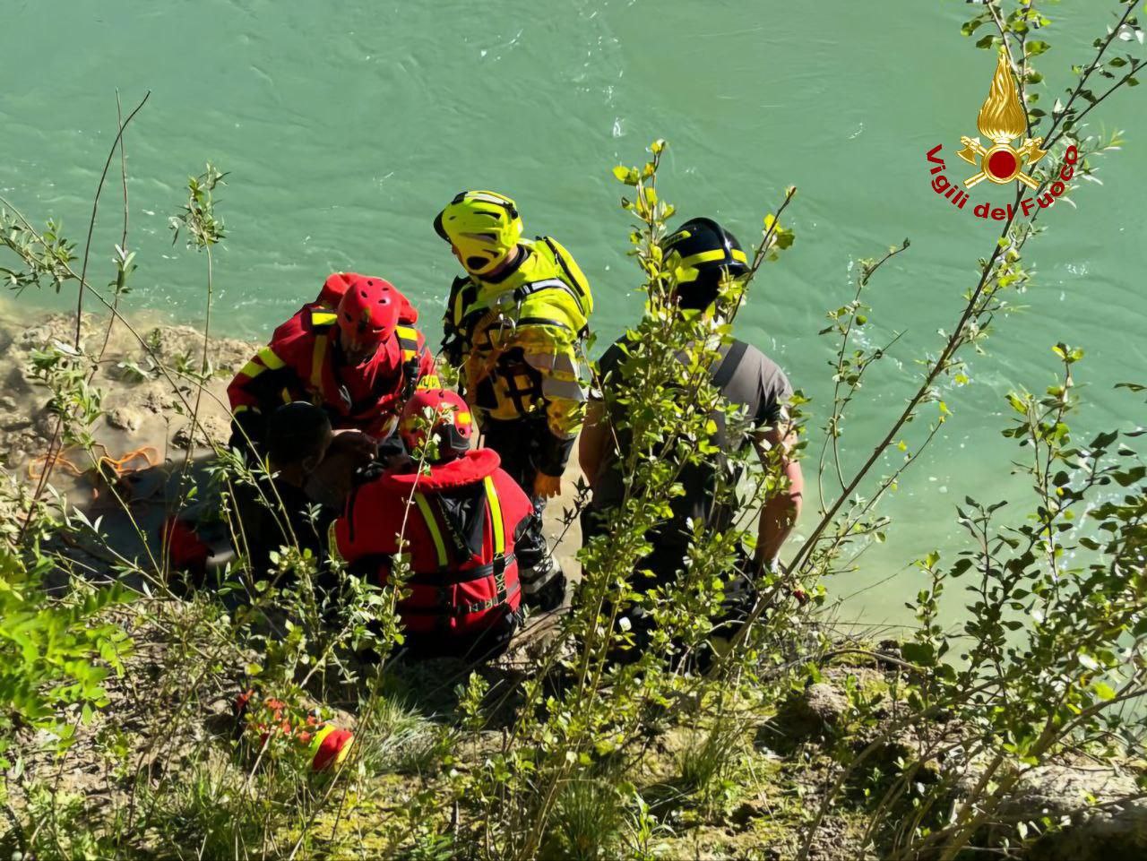 img of Si getta nel fiume per salvare il cane ma rischia di annegare, intervengono i Soccorritori Acquatici