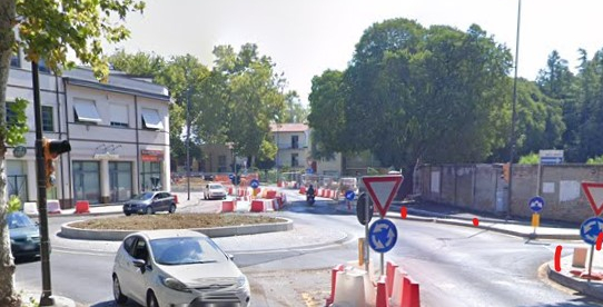 img of Disavventure automobilistiche nella nuova rotonda di viale Italia