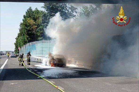 img of Auto in fiamme in A14, intervento dei Vigili del Fuoco di Forlì