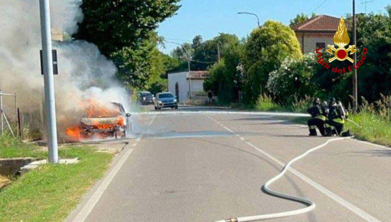 img of S’incendia auto in Via San Leonardo, nessun ferito