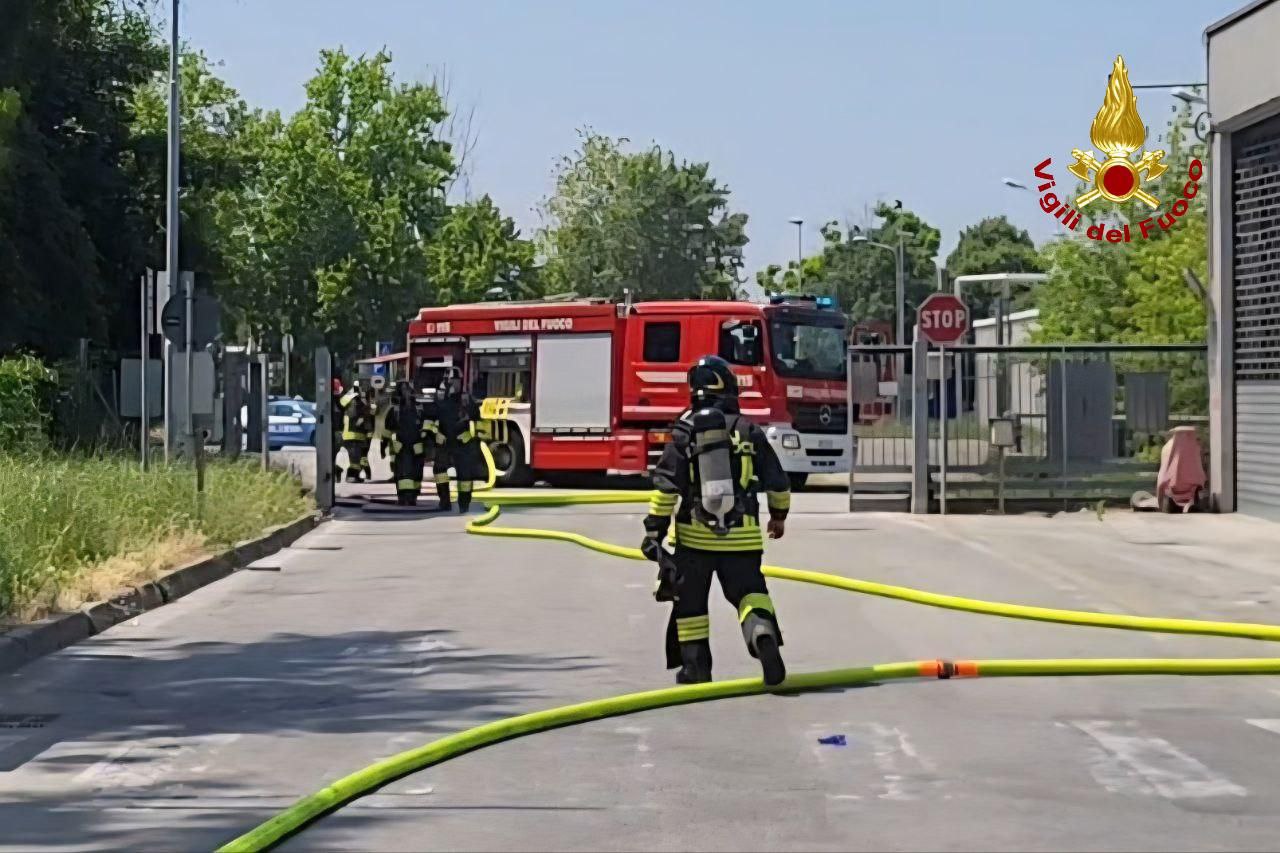 img of Incendio in una vasca di contenimento di rifiuti