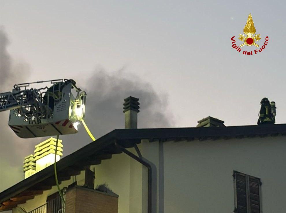 img of Incendio in un tetto in Via Giova, ingenti danni
