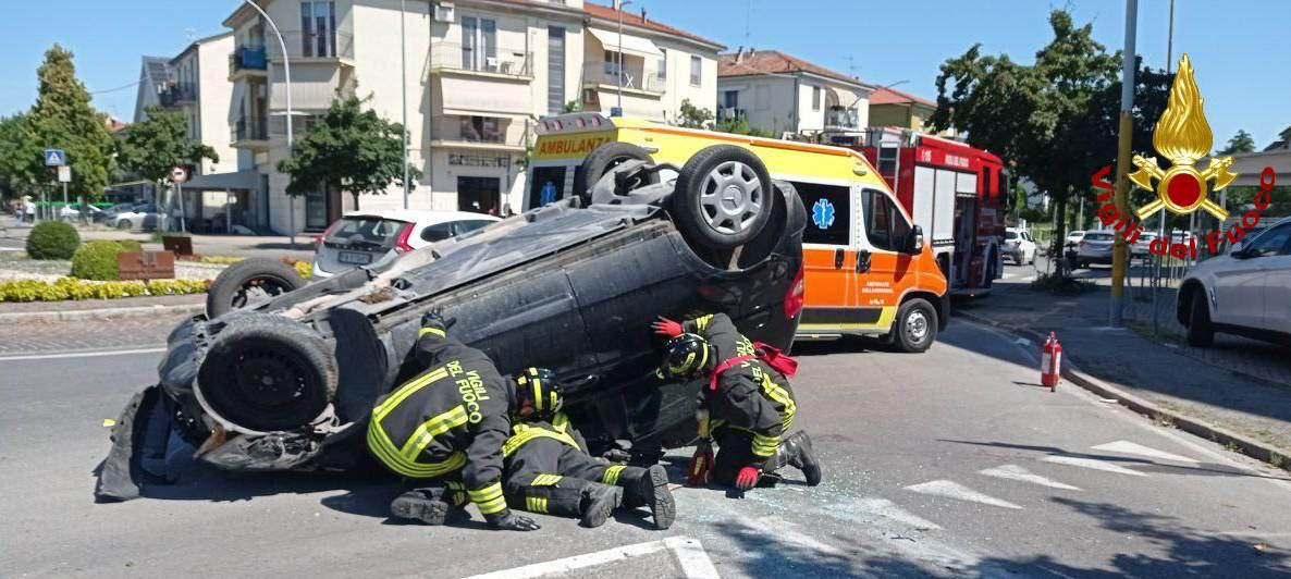 img of Sbatte contro un albero e si cappotta in via Decio Raggi