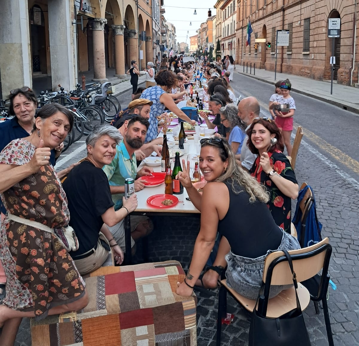 img of Oltre 140 persone alla tavolata di corso Mazzini