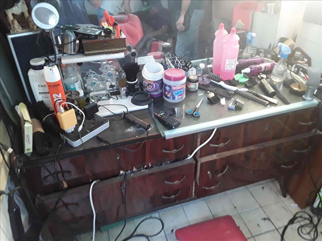 img of La Polizia Locale sequestra un negozio di barbiere abusivo