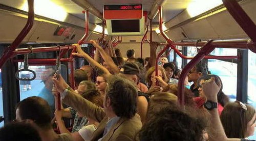 Non tutti a Forlì trovano posto a sedere sul bus
