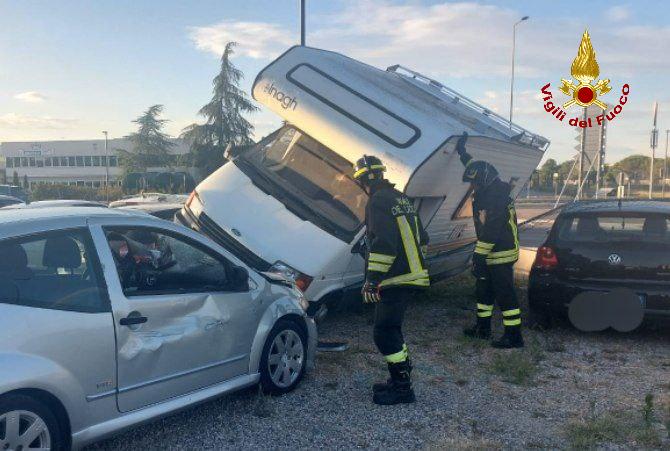 img of Camper esce di strada e finisce contro delle auto parcheggiate