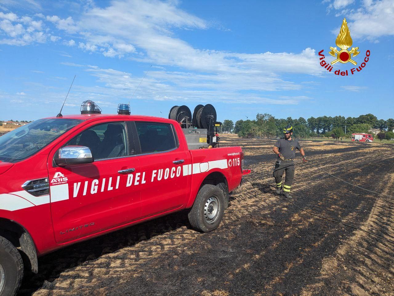 img of Incendio in un campo agricolo a Selbagnone e di un semirimorchio in A14