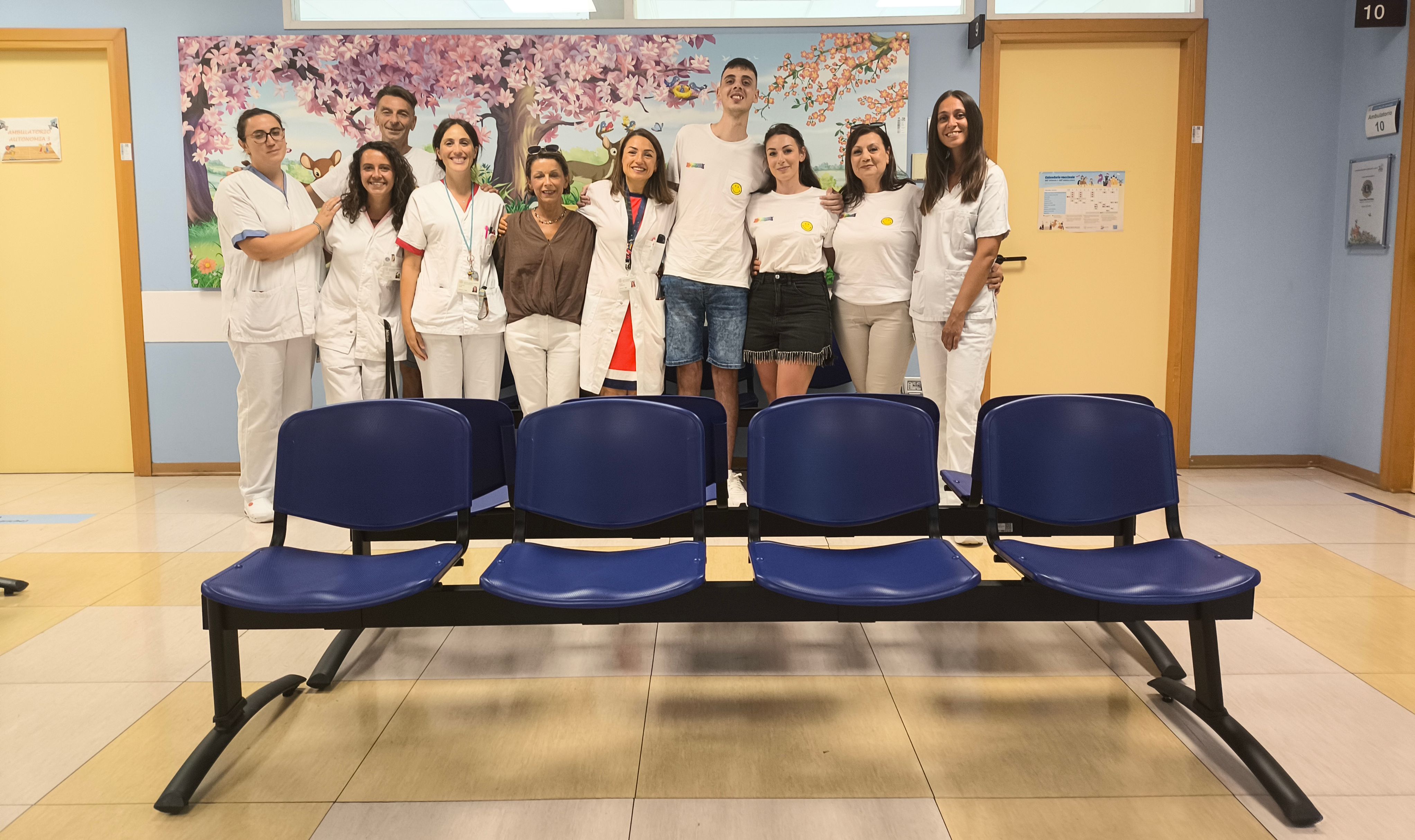 img of EmozionArti dona 6 panche colorate alla Pediatria di Forlì