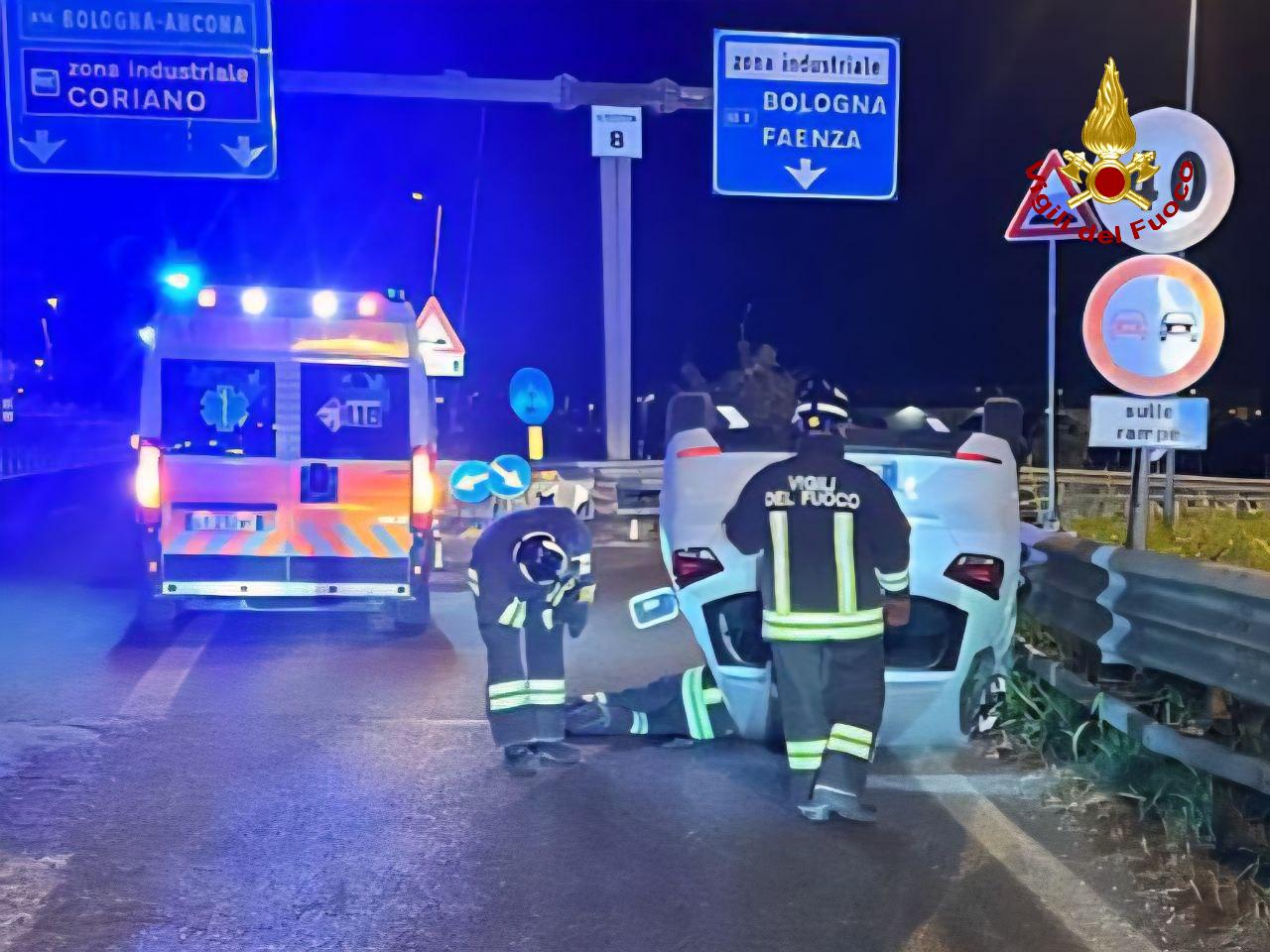 Auto si ribalta in tangenziale, due feriti