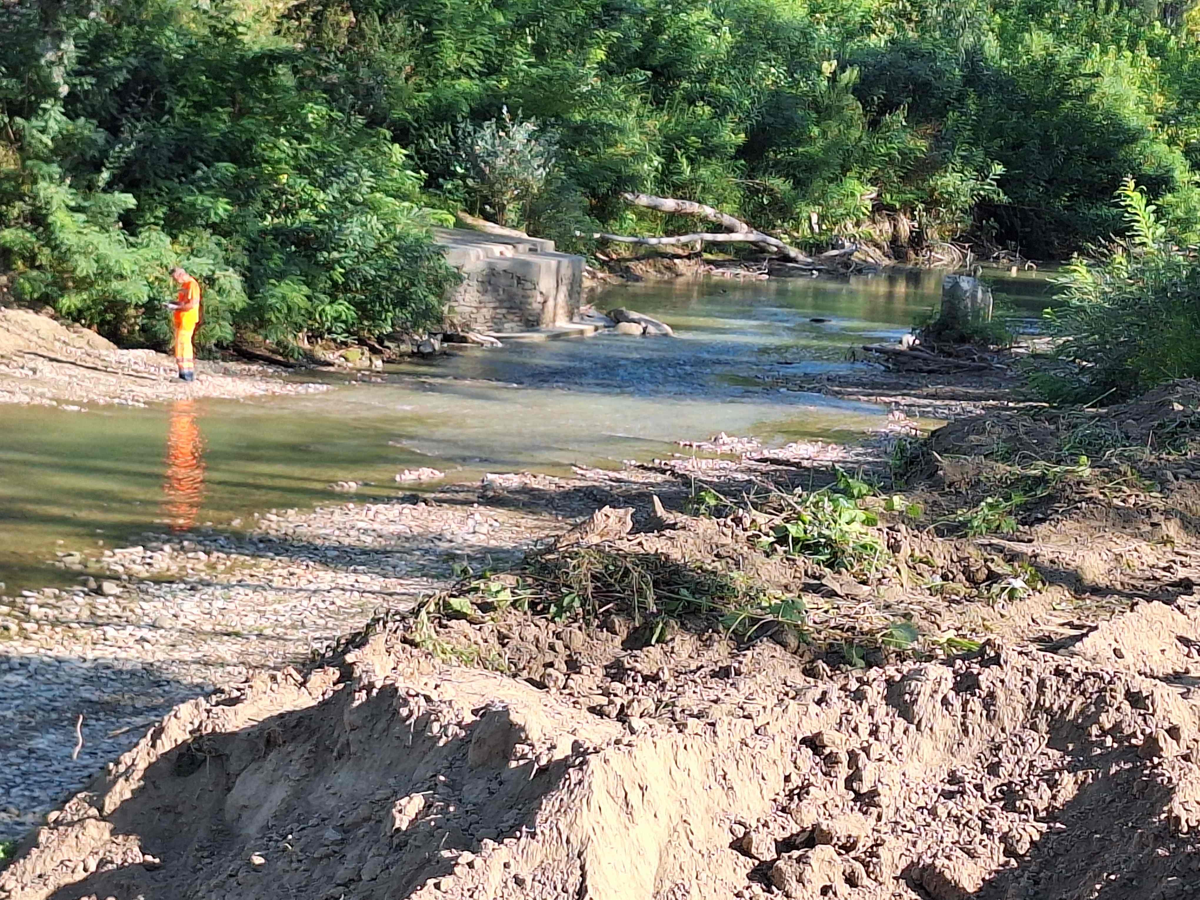 fiume lavori sull'argine
