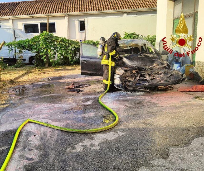 Auto in fiamme in Via Monte San Michele