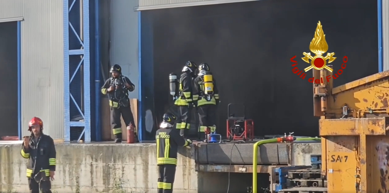 Spento un incendio in un capannone industriale