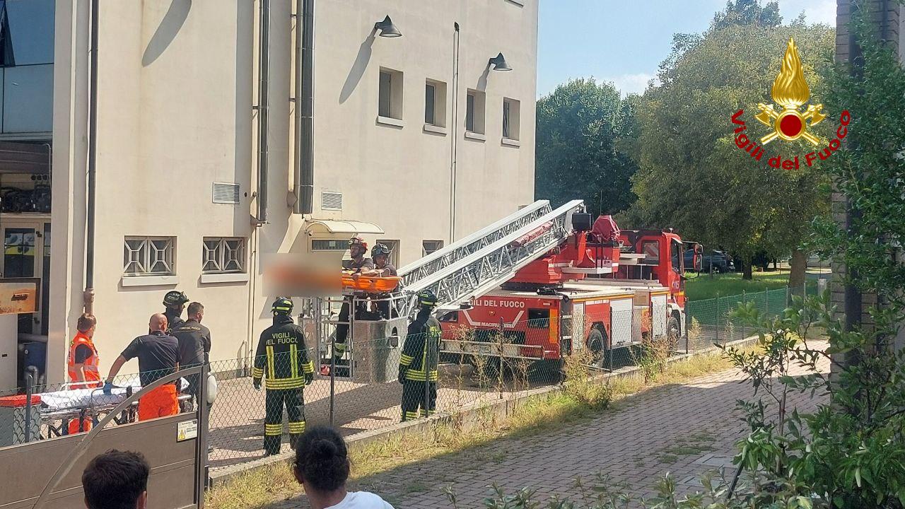 Uomo cade in casa e non riesce ad uscire, soccorso dai vigili del fuoco