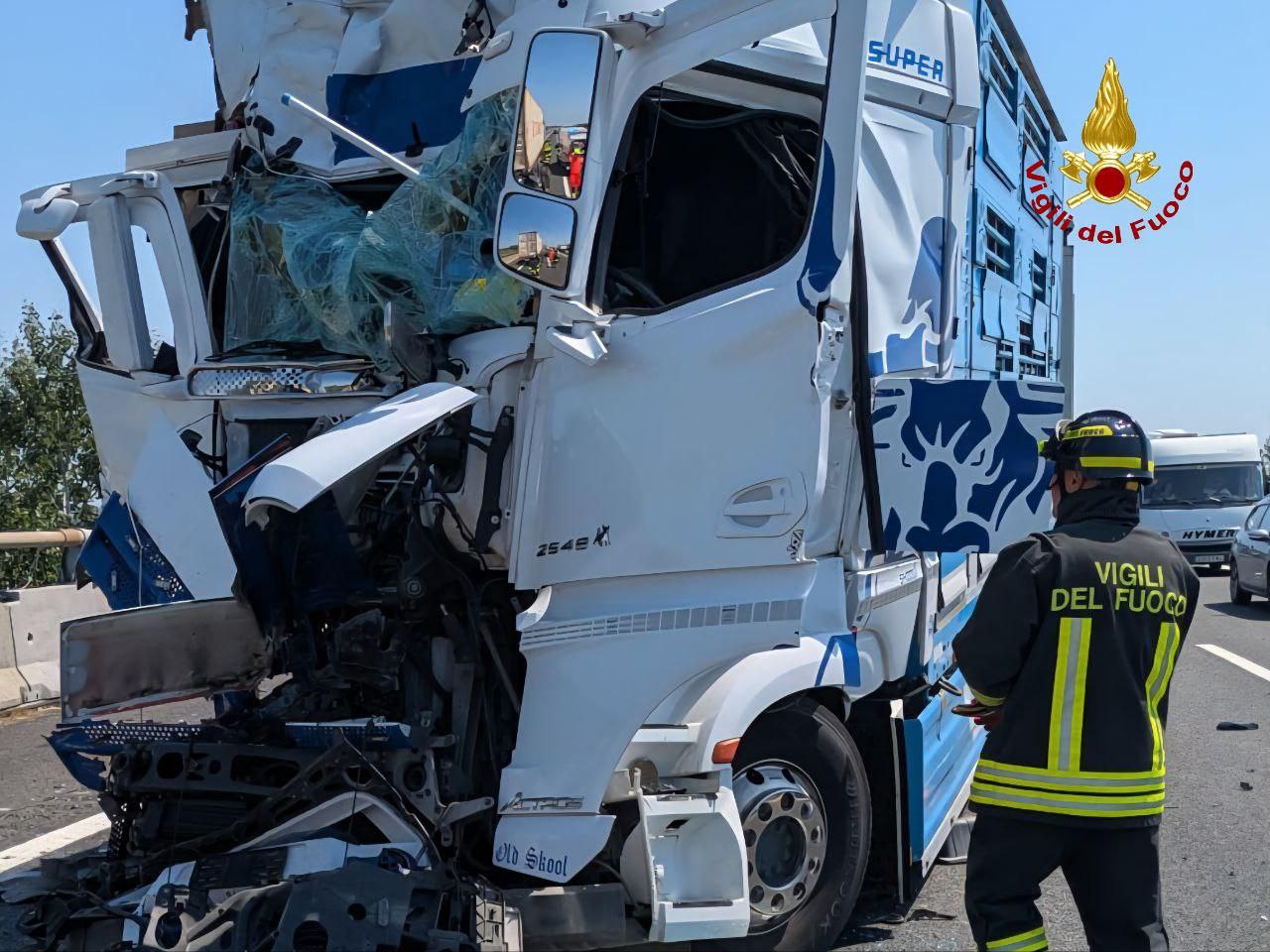 Incidente tra mezzi pesanti in A14, autista resta incastrato tra le lamiere