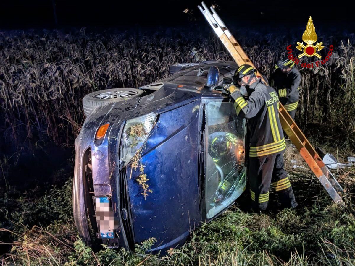 Auto esce di strada e si cappotta in Viale Bologna