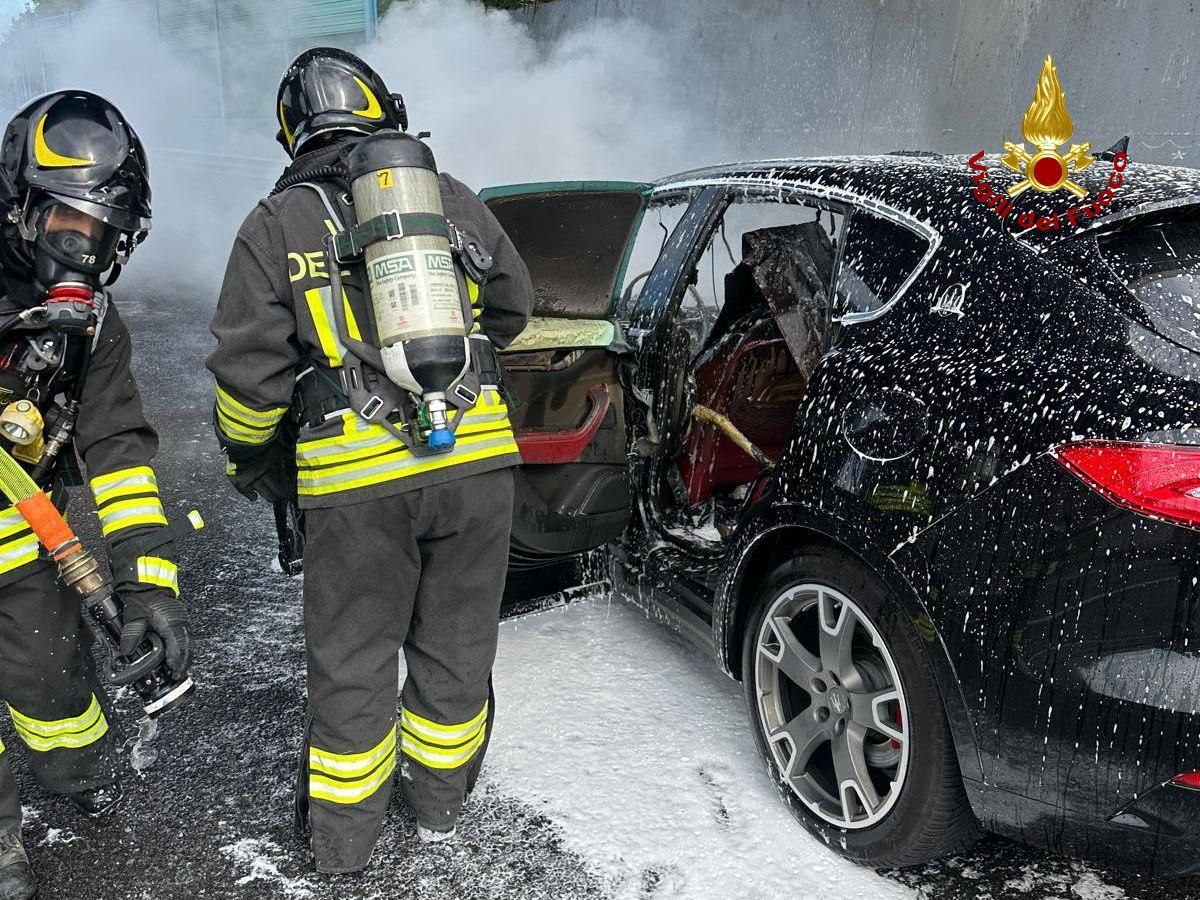 A fuoco un’auto in A14, pronto intervento dei vigili del fuoco