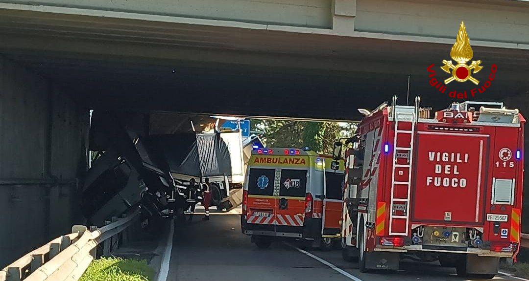 Camion si incastra sotto il cavalcavia dell’autostrada, Via Ravegnana in tilt