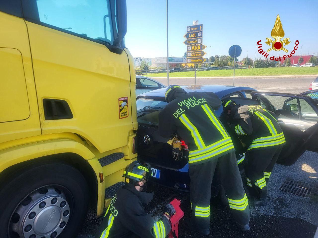 Incidente con auto a metano fuori dal casello autostradale, illeso il conducente