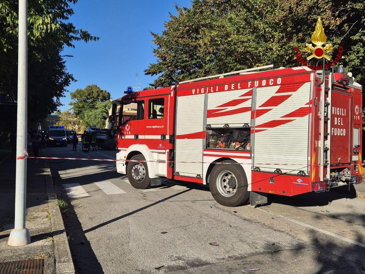 Scontro tra due auto in via Schumann