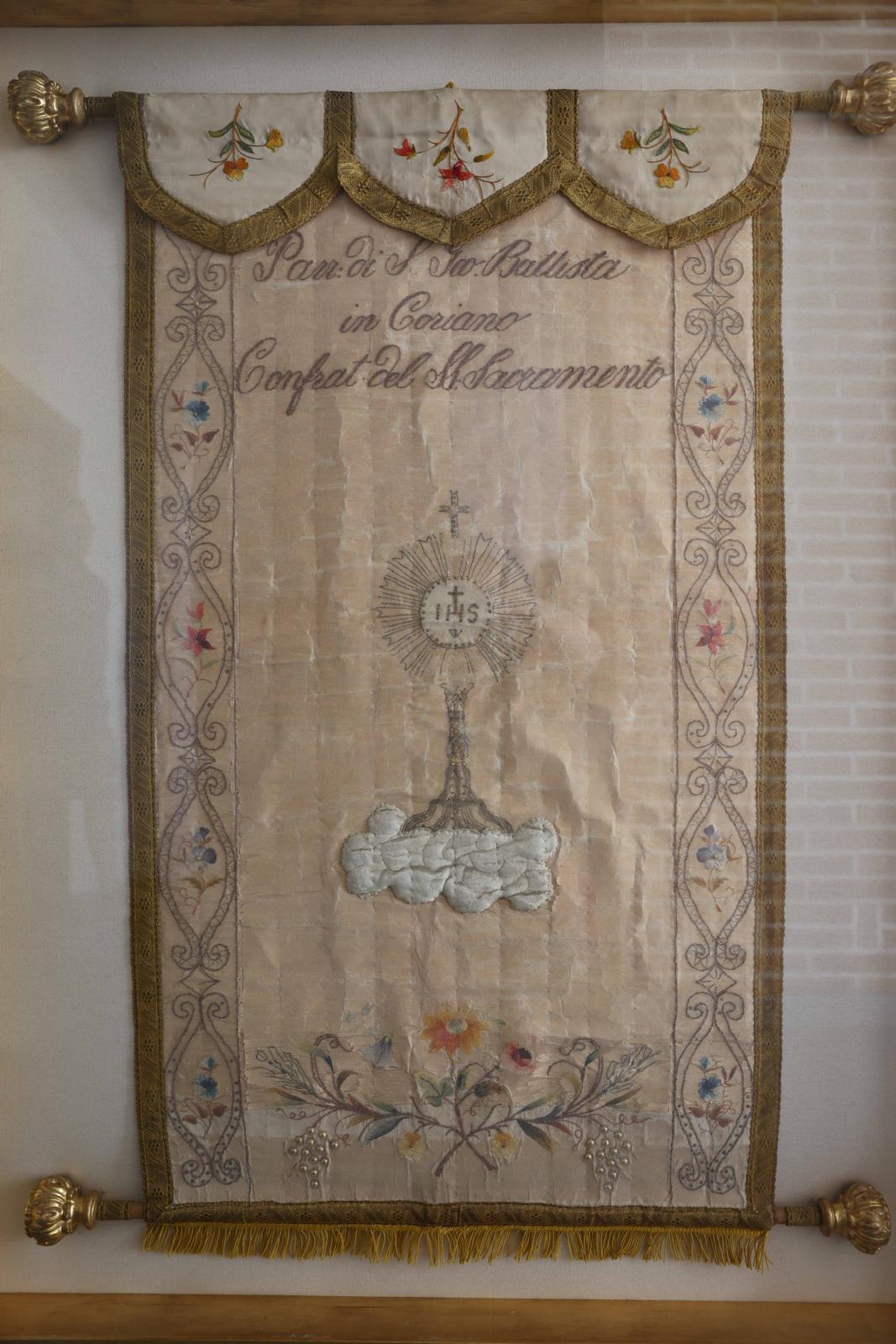 Restaurato lo stendardo della Confraternita del SS. Sacramento