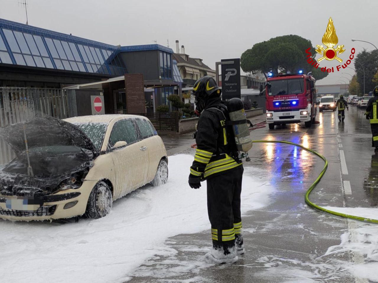 In fiamme un’auto in Via Copernico