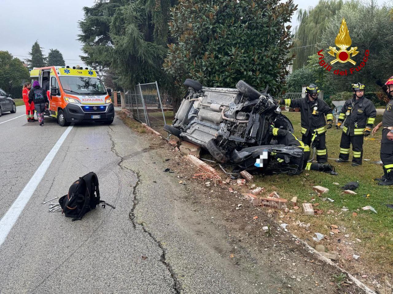 Auto esce di strada e si ribaltata in Via Santa Croce
