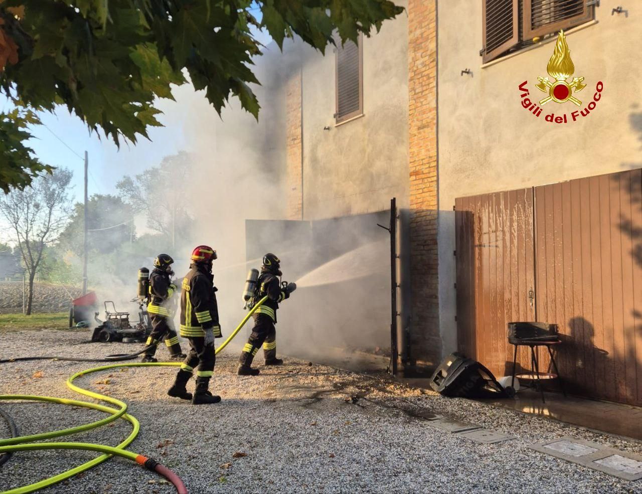 A fuoco un garage in via Zampeschi