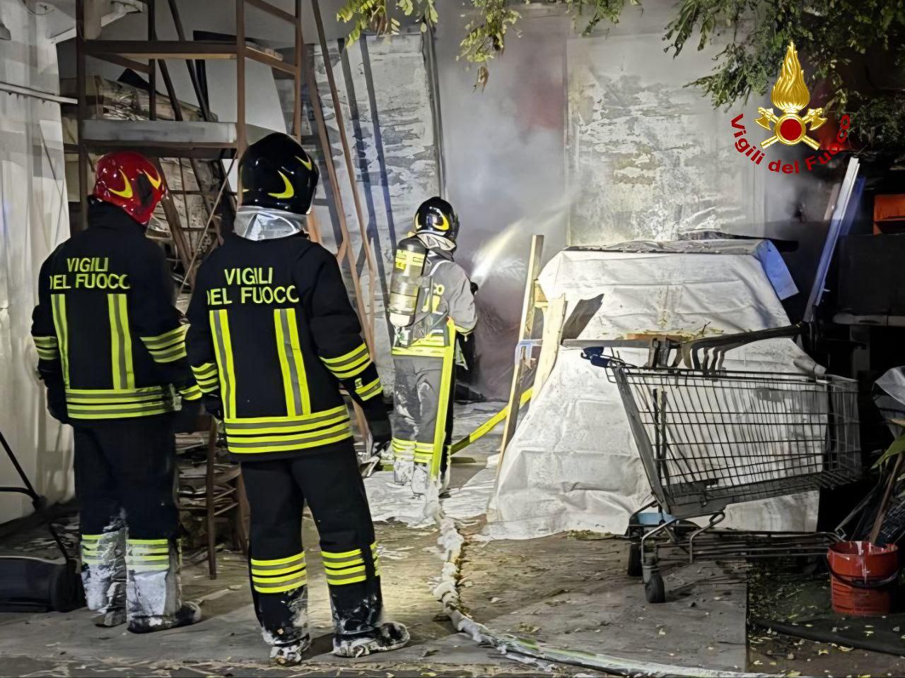 Capanno a fuoco in via Don Pollini