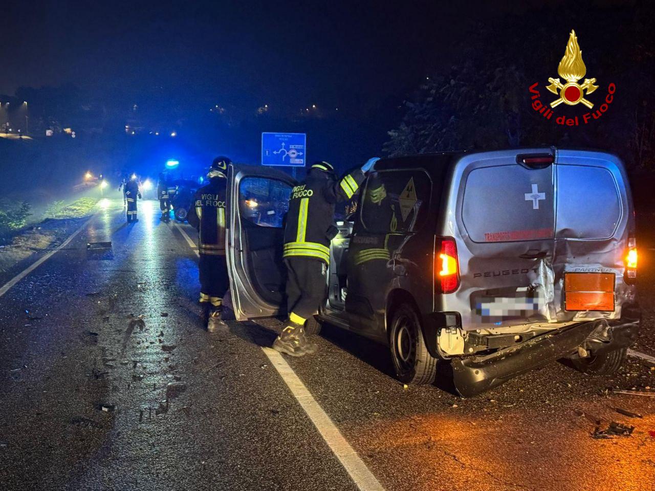 Incidente tra quattro veicoli, coinvolto anche un furgone che trasportava farmaci radioterapici