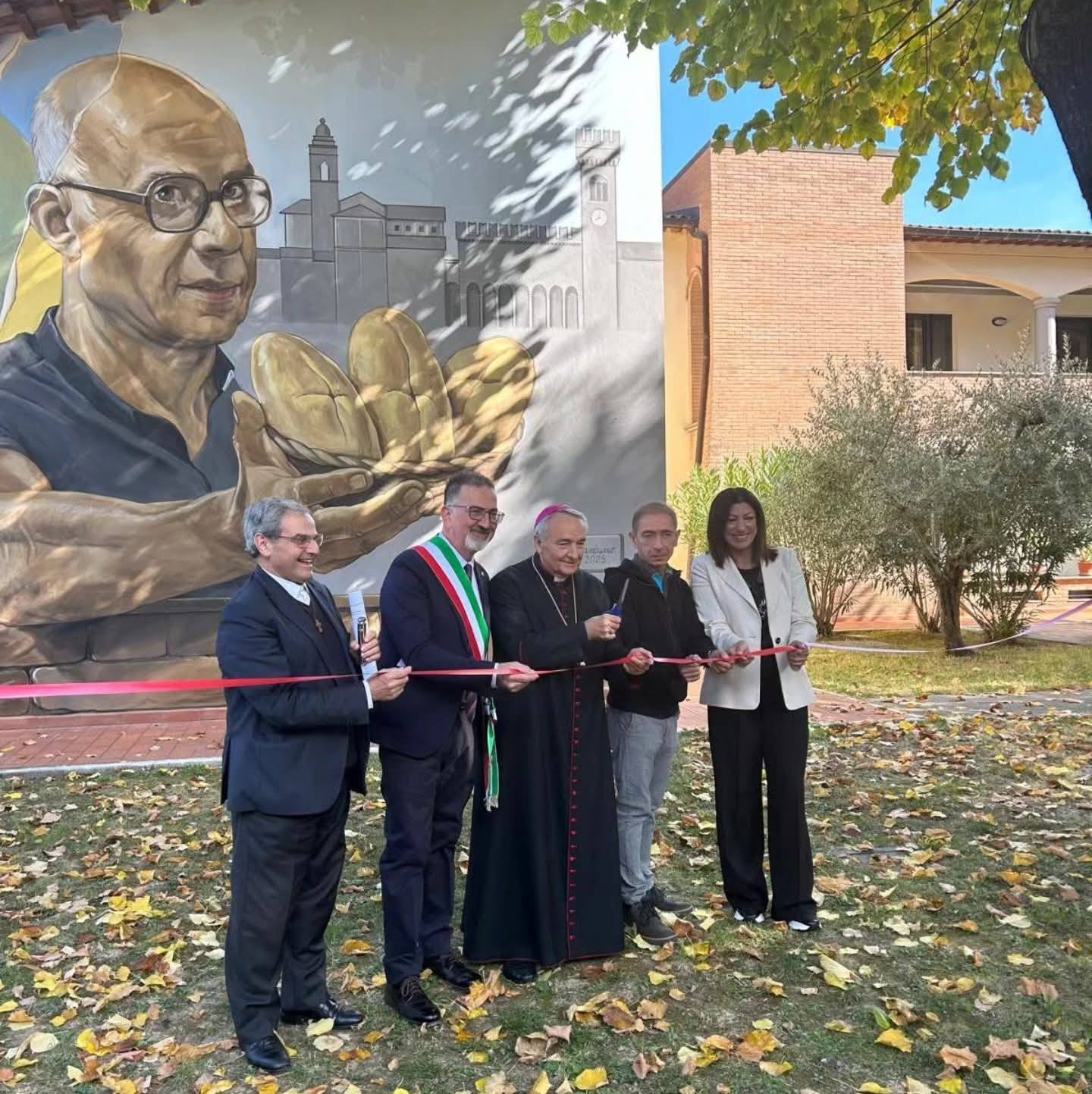 Inaugurato un murales dedicato a don Luigi Pazzi