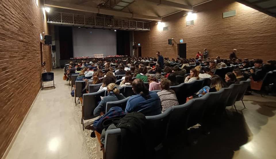 “Mai grande. Un papà sopra le righe” al Teatro Testori