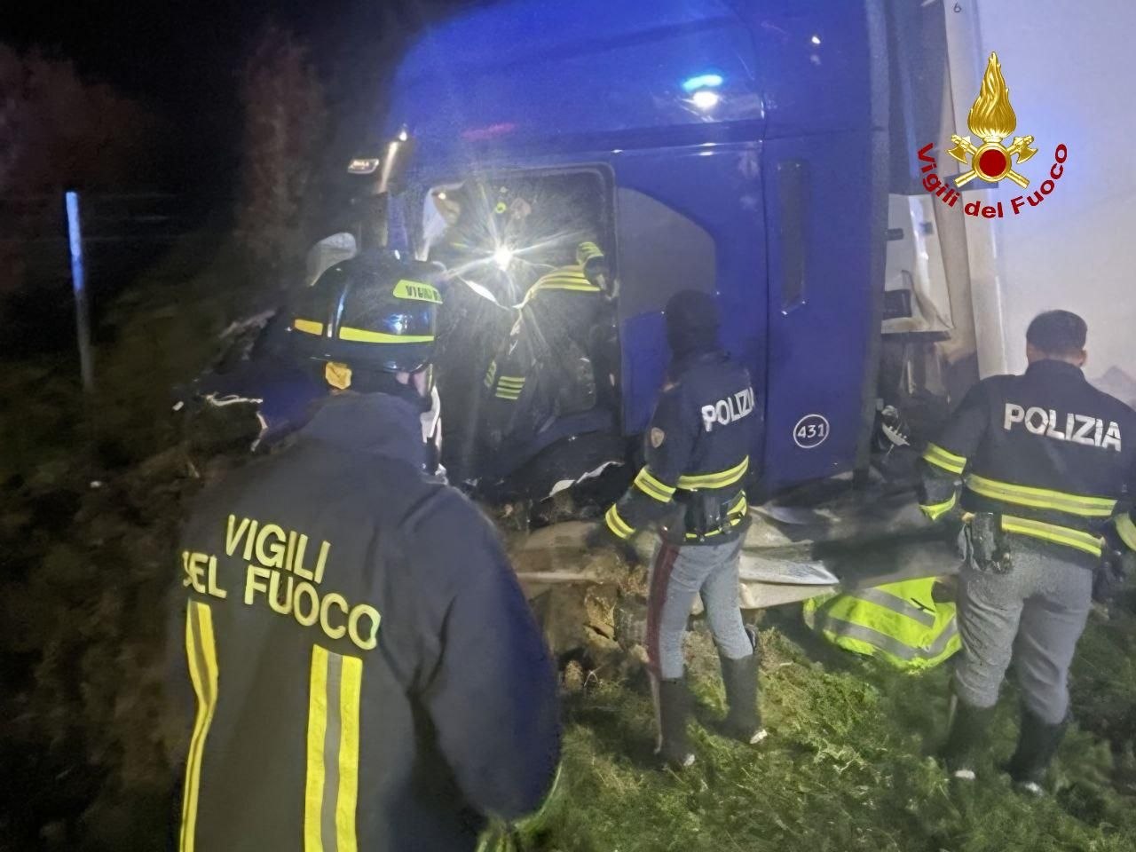 Autoarticolato di medicinali si ribalta nella notte in A14