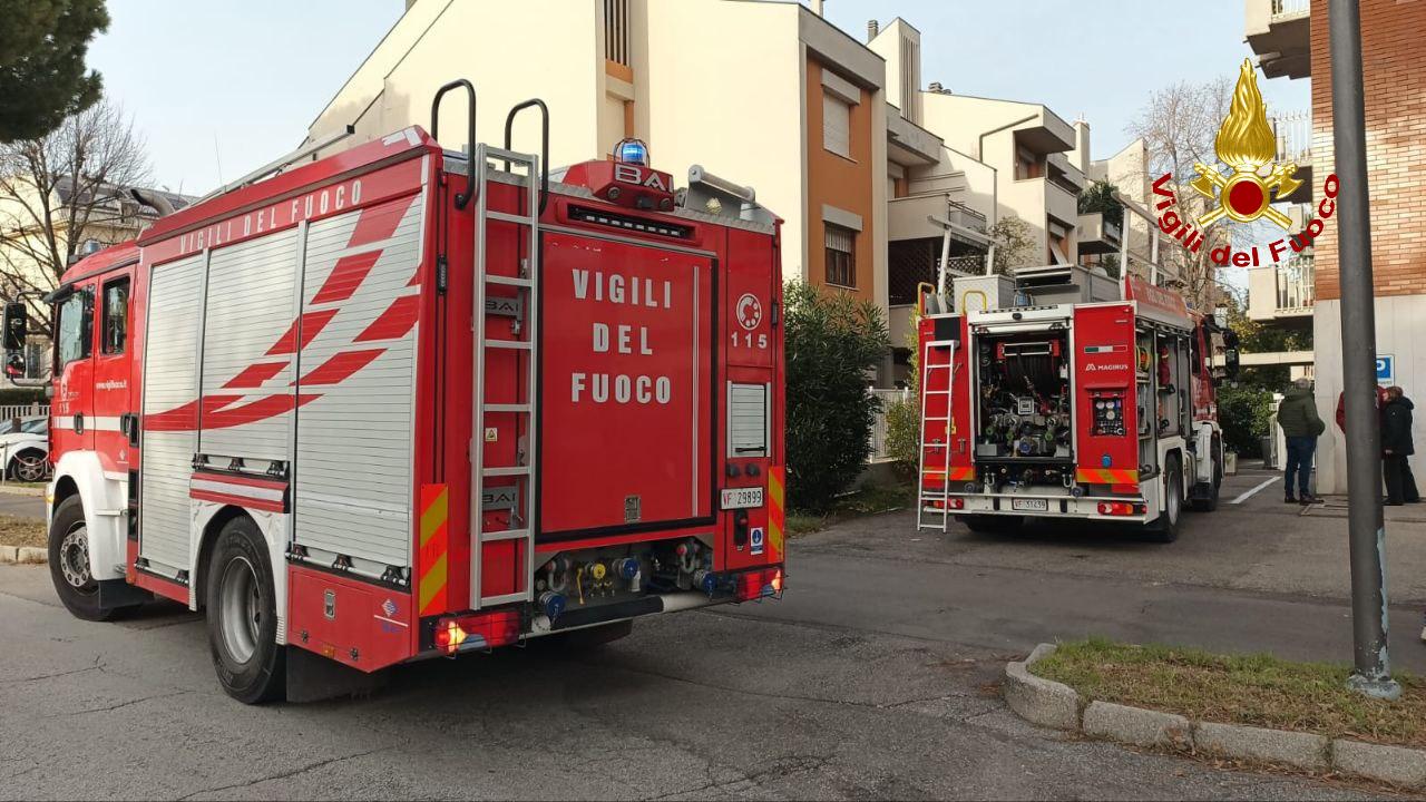 Principio d’incendio di una caldaia in un condominio, paura in viale Roma