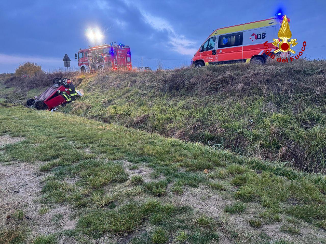 Perde il controllo dell’auto che si ribalta e finisce in una scarpata