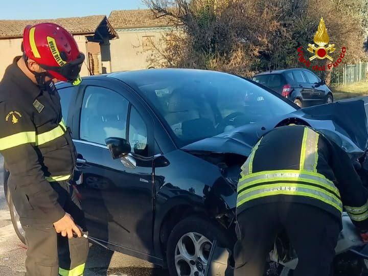 Incidente con tre auto coinvolte in Via Del Partigiano