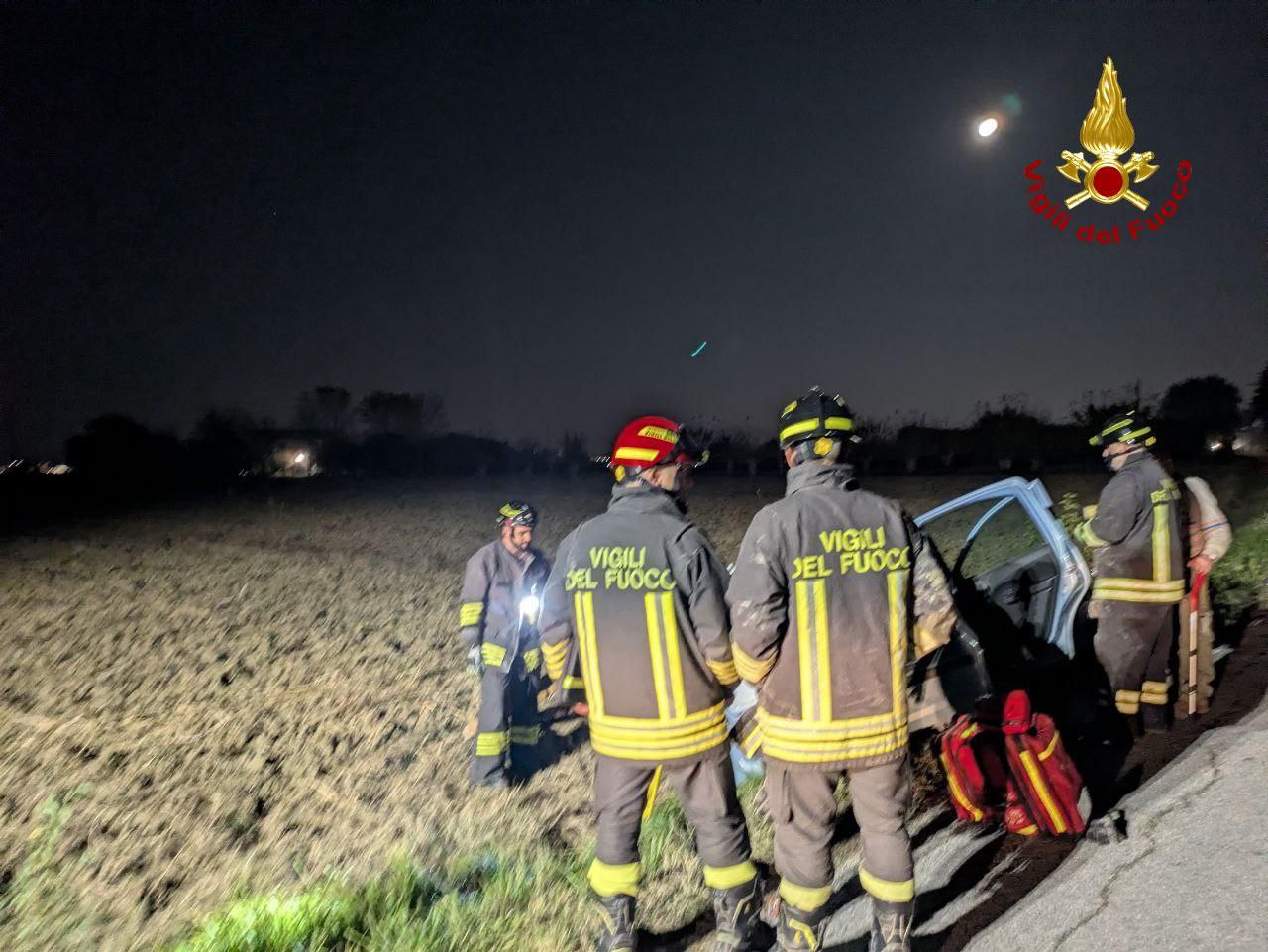 Finisce fuori strada, automobilista soccorso dai vigili del fuoco