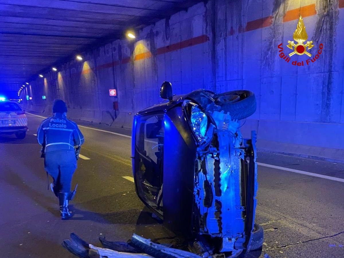 Auto si ribalta nel tunnel della tangenziale, un ferito