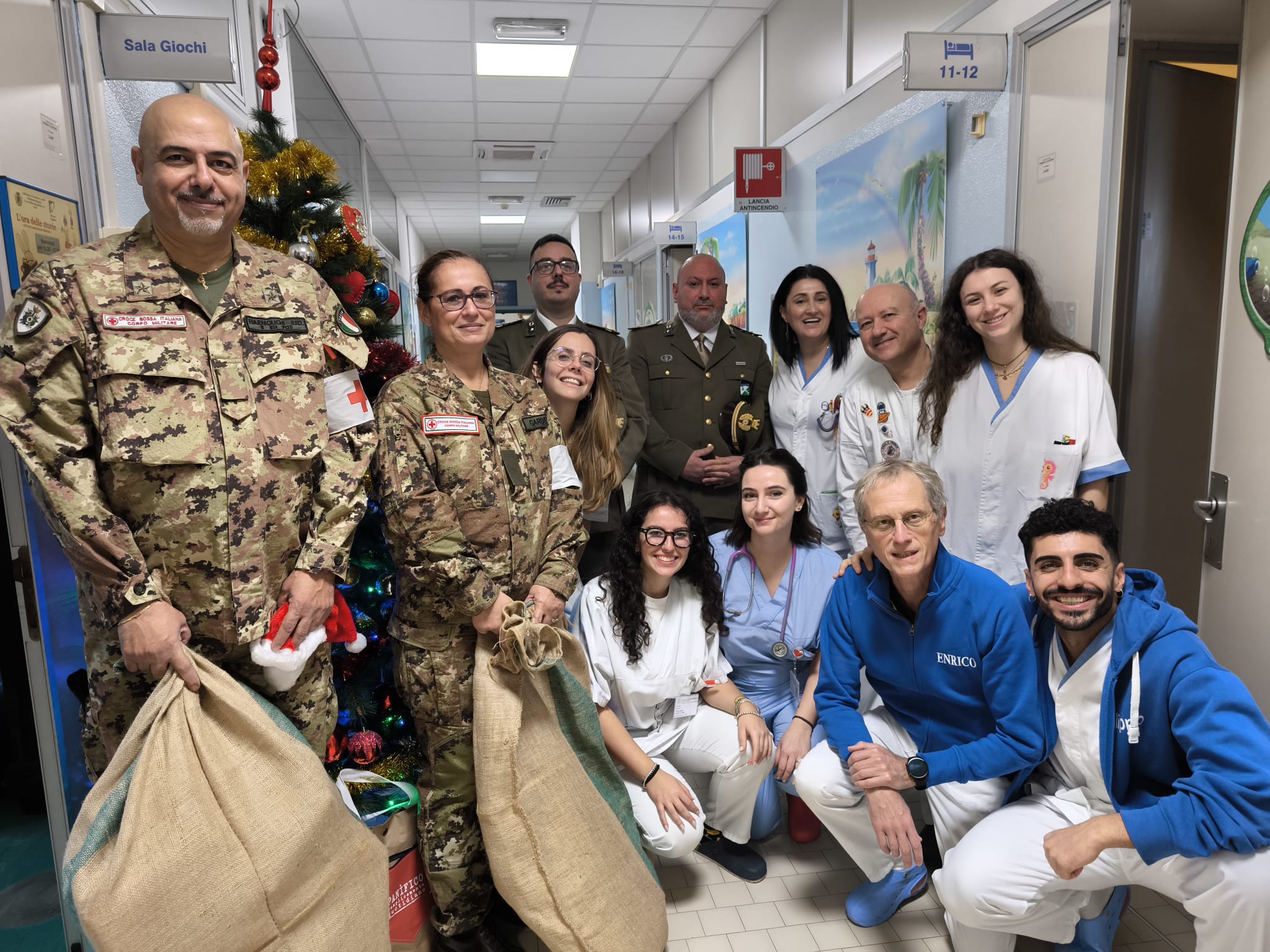 Il Corpo militare della Croce Rossa Italiana in visita alla Pediatria