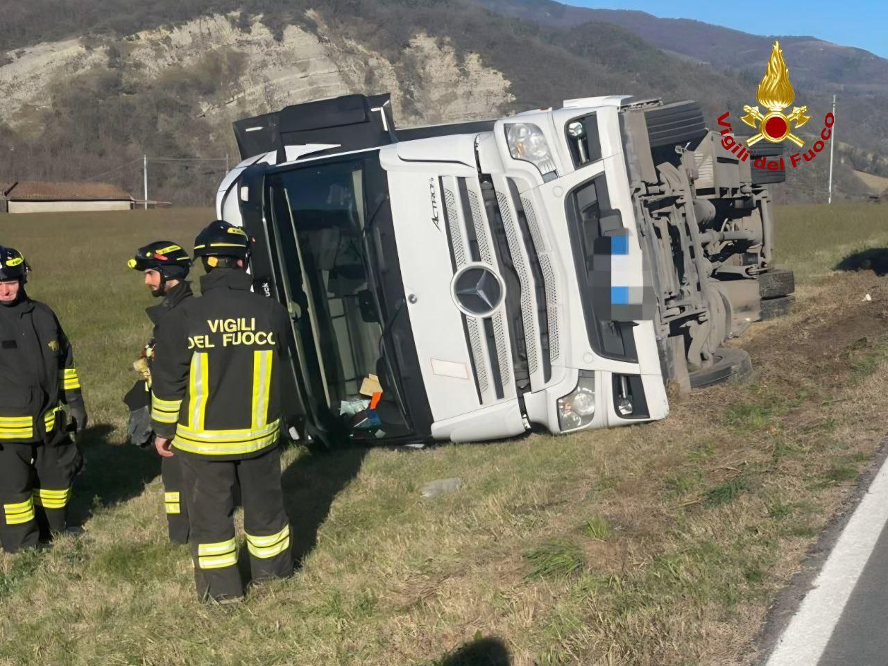 Camion ribaltato sulla SP4, conducente illeso