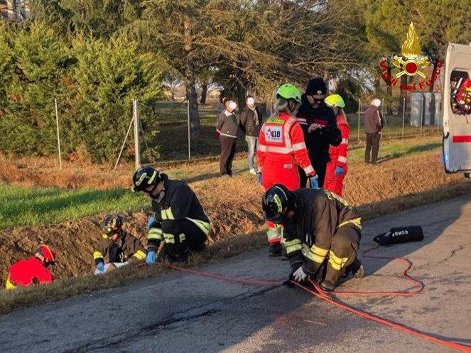 Scende dal trattore e viene investito dall’auto, morto un 56enne