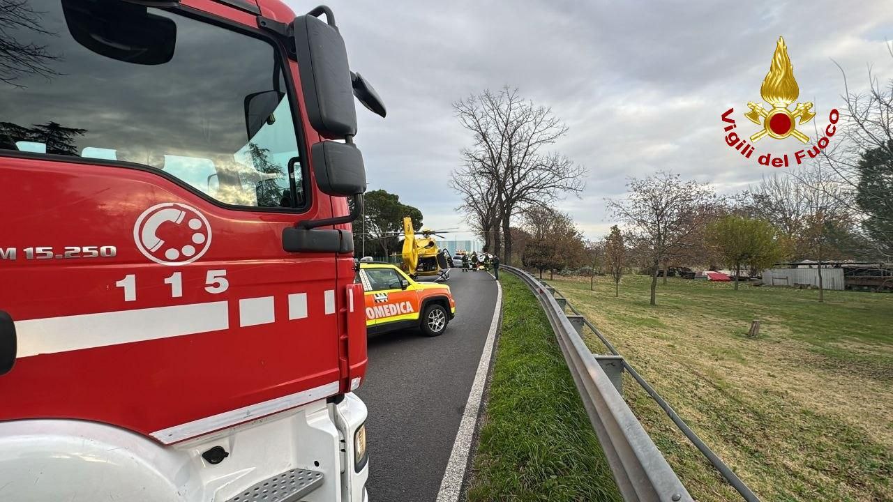 Frontale tra due auto in viale Roma, tra i sette feriti due bambini