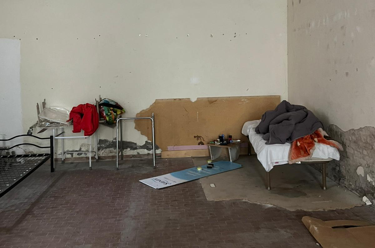 Magazzino trasformato in dormitorio: denunciate due persone