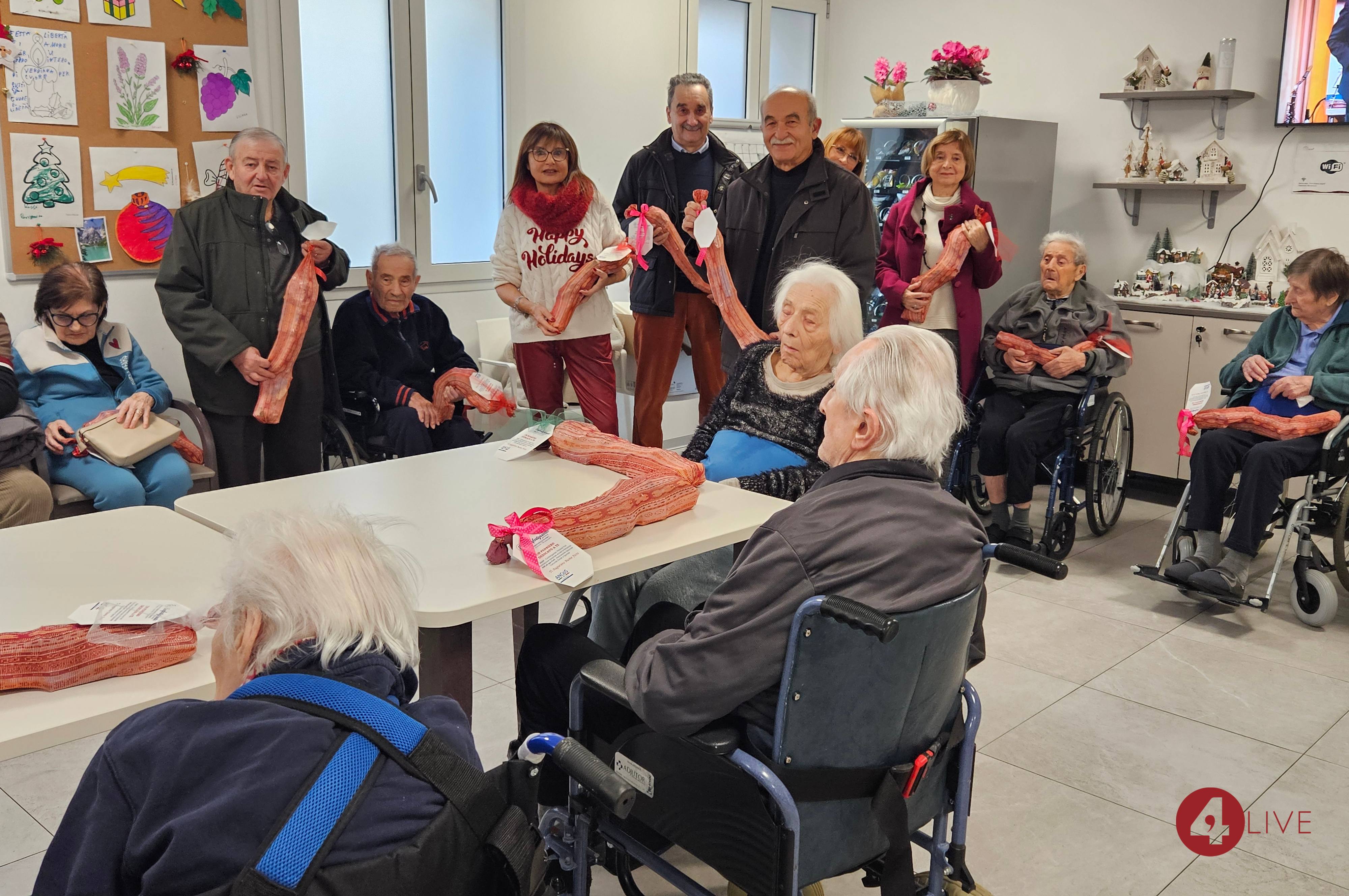 Donate le calze della Befana agli ospiti della Residenza anziani del Foro Boario