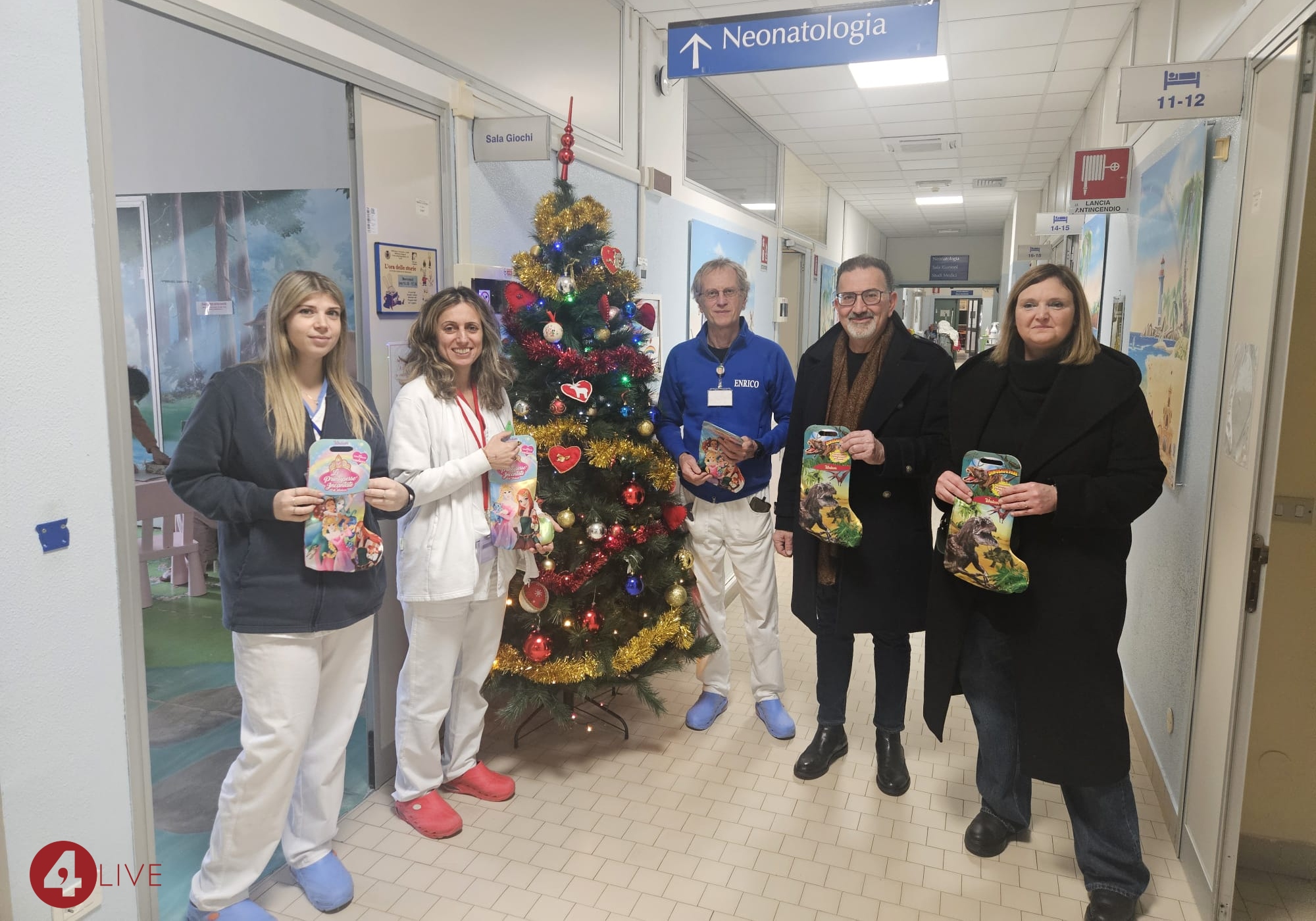 Il Comune porta le calze della Befana ai piccoli del Morgagni-Pierantoni