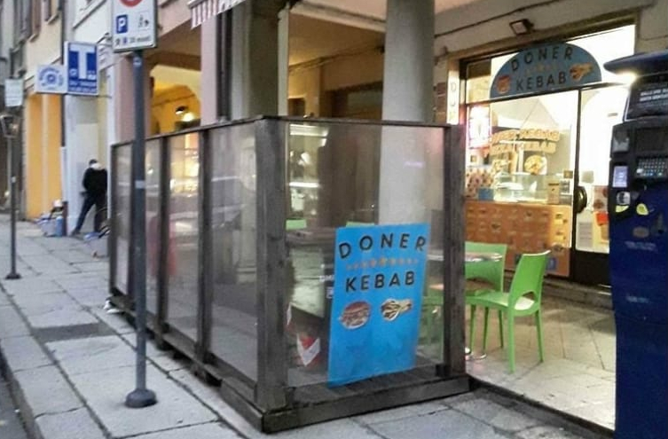 Dehor abusivo di un kebab smantellato dalla Polizia Locale