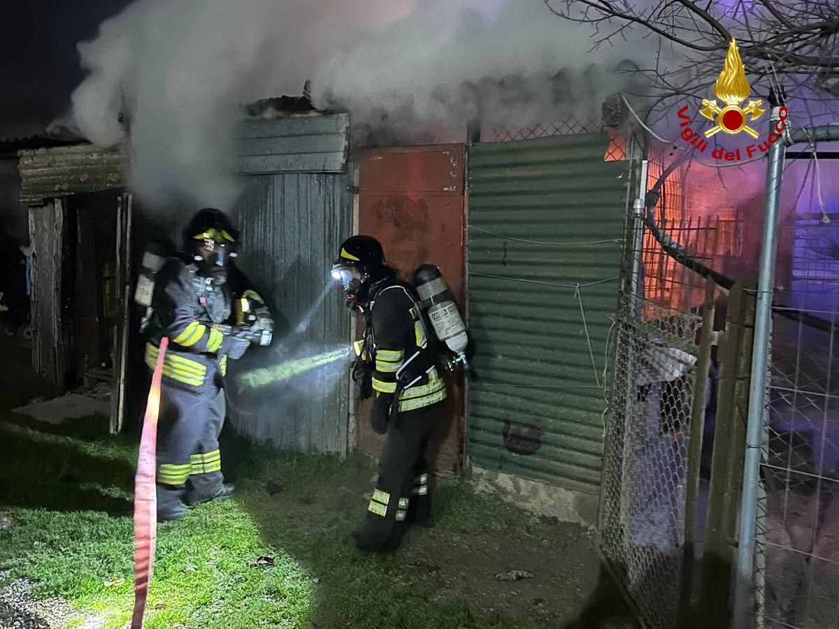 ​Incendio nella notte di un deposito di legna