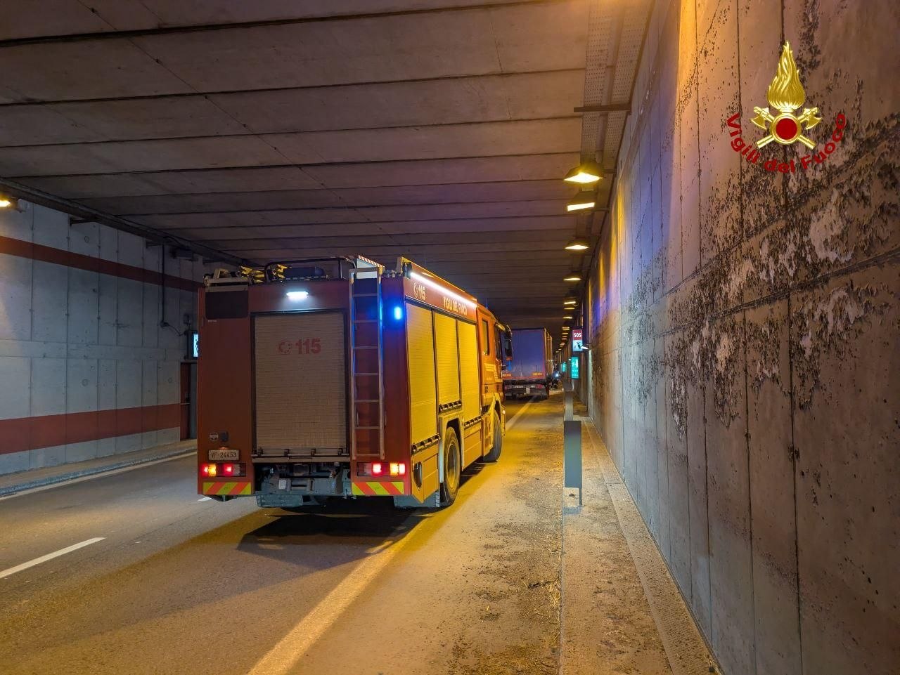 Principio d’incendio in tangenziale, intervengono i vigili del fuoco nel tunnel